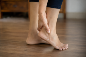 Plantar Fasciitis: Causes, Treatment & When to See an Orthopedic Doctor 3 Self-check (Feet close-up)