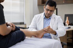 Plantar Fasciitis: Causes, Treatment & When to See an Orthopedic Doctor 4 Doctor evaluation